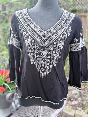 Chelsea & Theodore Boho Embroidered Bell Sleeve Blouse Size Medium